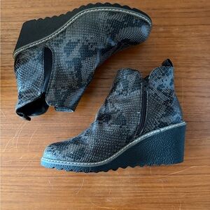 Muk Luks Wedge Ankle Boots – Size 10 – Memory Foam – Water Resistant – NWOT